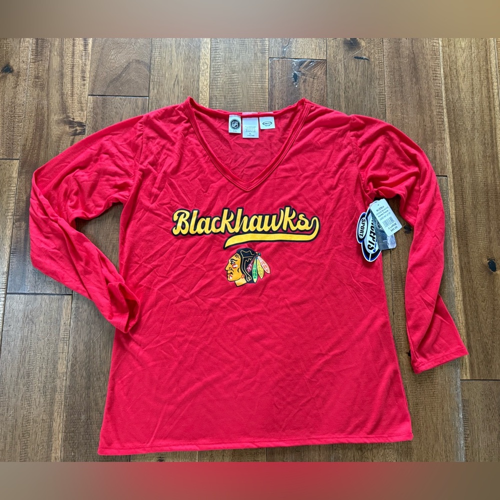 ⭐️NEW⭐️NHL Blackhawks tee women’s XL